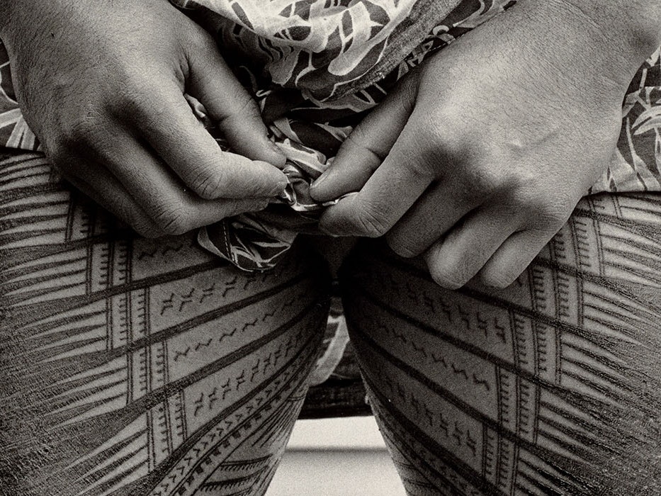 Greg Semu, Front of pe'a, Nouma Kiriau (detail), 1994, gelatin silver print. Purchased 2019. Te Papa (TMP035038) Closeup of a tattoo on a man's thighs