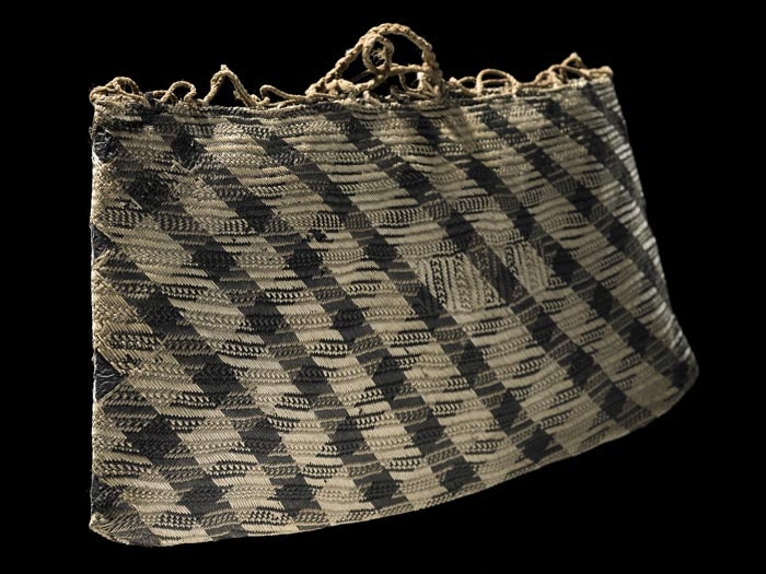 Kete whakairo (patterned bag), 1800-1833, New Zealand, maker unknown. Purchased 1977. Te Papa (ME013967) Kete whakairo (patterned bag), 1800-1833, New Zealand, maker unknown. Purchased 1977. Te Papa (ME013967)