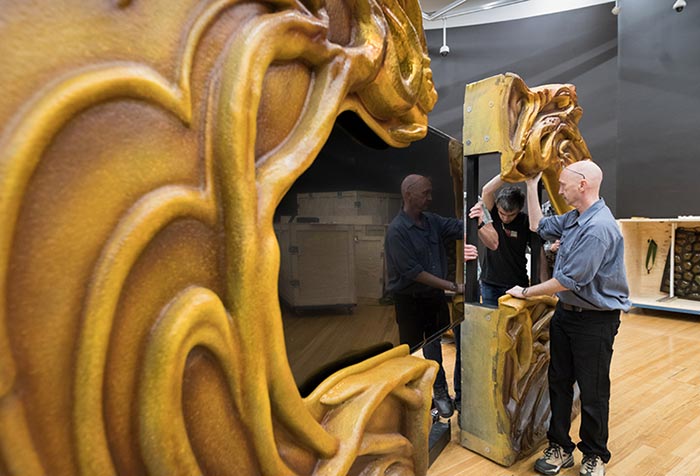 Installation of a screen with textured yellow art nouveau border