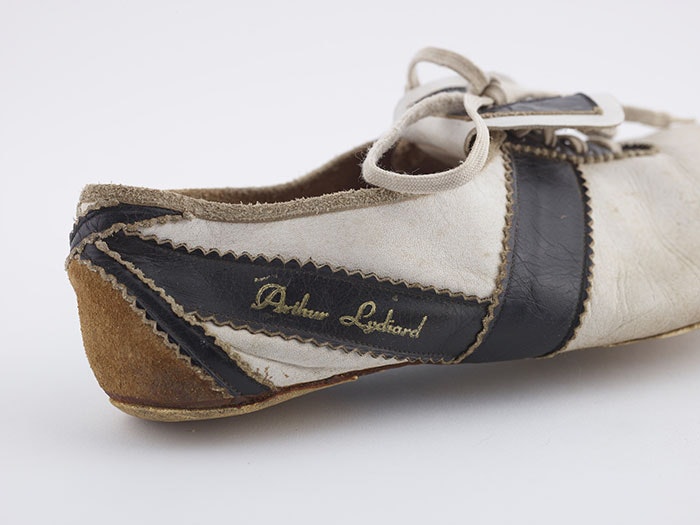 ’Arthur Lydiard’ spiked track shoe, maker unknown. Gift of Sir Peter Snell, 2017. Te Papa (GH025071) peter-snell-shoe-700x525.jpg