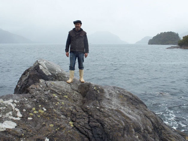 Dougal Austin on NE Point, Mamaku (the location where the ‘whānau’ encountered Captain Cook), 2016. Photograph by Jean-Claude Stahl. Te Papa Dougal Austin