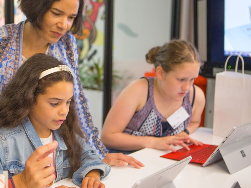 Girls with their mums coding, 2017. Te Papa Girls with their mums coding