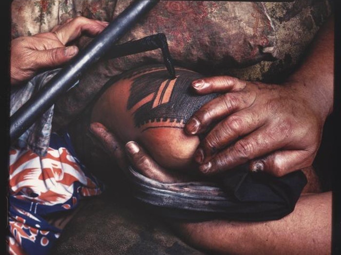 ’Victims : Uli, Seo Seo Tuigamala’. 1982, Auckland, by Mark Adams. Purchased 1993 with New Zealand Lottery Grants Board funds. Te Papa (O.004086) Samoan tatau being undertaken 1982