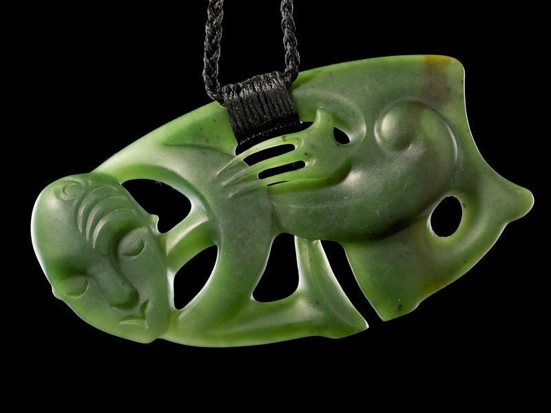 Hei tiki (pendant in human form), 2008, made by Lewis Tamihana Gardiner of the iwi Ngāi Tahu, Te Arawa, Ngāti Awa, and Te Whānau-a-Apanui. Te Papa (ME024001) Greenstone pendant