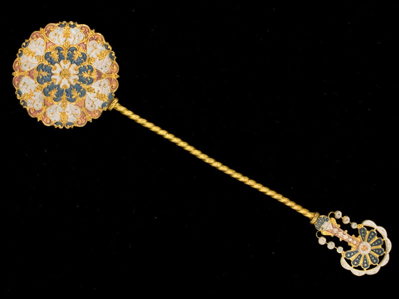 Teaspoon, 1930s, maker unknown. Bequest of Constance Mainwaring, 1966. CC BY-NC-ND 4.0. Te Papa (GH002679/2) Gold ornate teaspoon