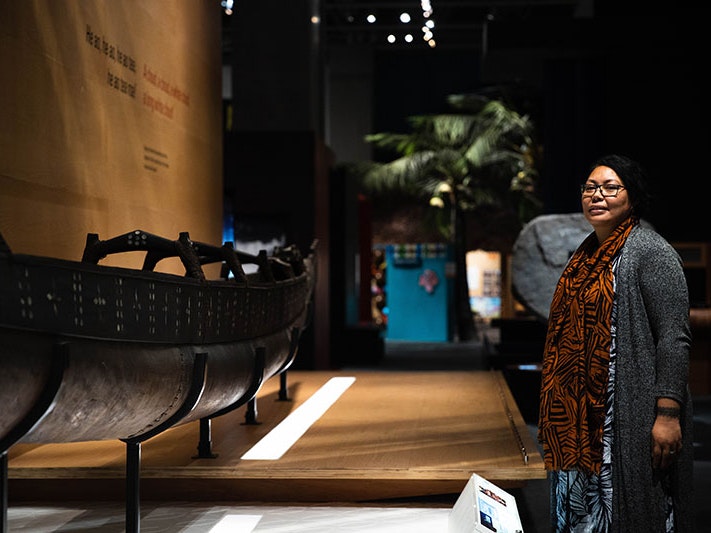 Safua Akeli Amaama, 2020. Photo by Jack Fisher. Te Papa Safua stands to the right of the photo frame in front of a waka