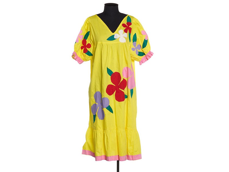 Mu’umu’u (dress), about 1990’s, New Zealand, maker unknown. Purchased 2009. CC BY-NC-ND 4.0. Te Papa (FE012459) A yellow dress with large red flowers on a clothmaker's dummy