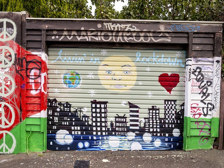 Mural during lockdown, 2020. Photo by Maarten Holl. Te Papa (155731) lockdown-04-800x533.jpg