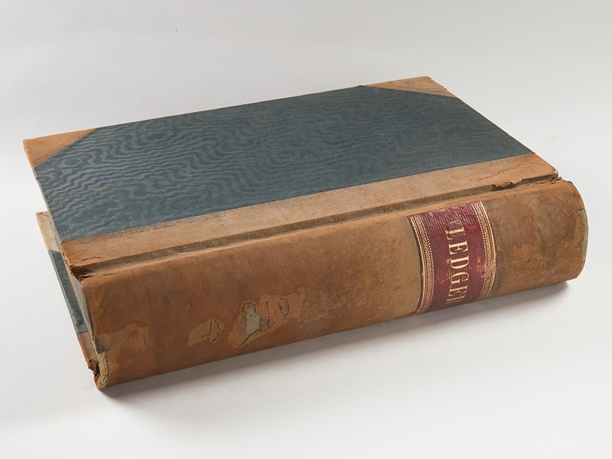 Collection numbers from 33669 to 37700, 1914-1916, by William Ockleford Oldman. Te Papa (CA000231/002/0001) An old leather-bound book with a green cover
