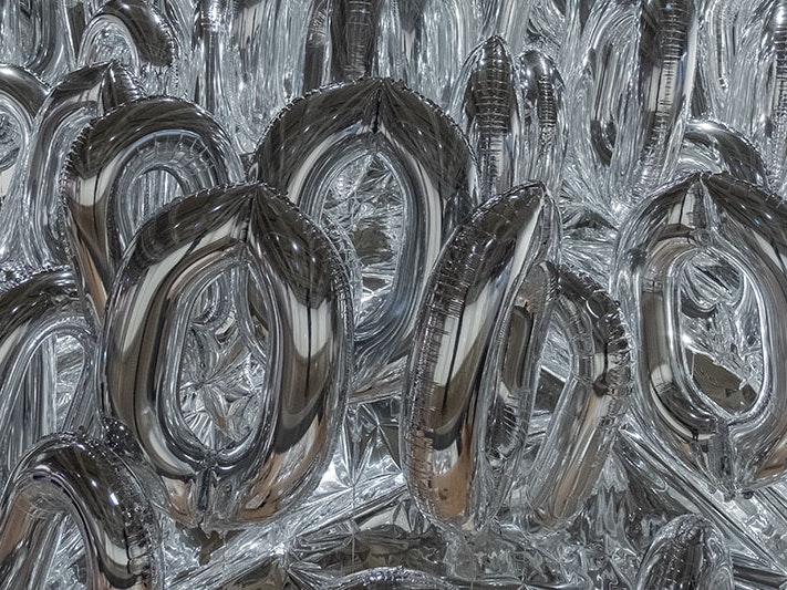 Mikala Swyer, The silverings, 2022, mylar foil, foil balloons, helium, anchor weights. Commissioned 2022. Te Papa Close-up of Mikala Dwyer’s The silverings, featuring inflated silver balloons shaped like zeroes