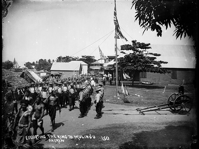 ma_i027237_tepapa_escorting-the-samoan_full.jpg Black and white photo of soldiers escorting the Sāmoan king.