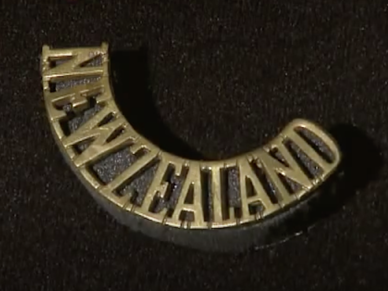 new_zealand_badge.png A gold-coloured badge that says the words New Zealand