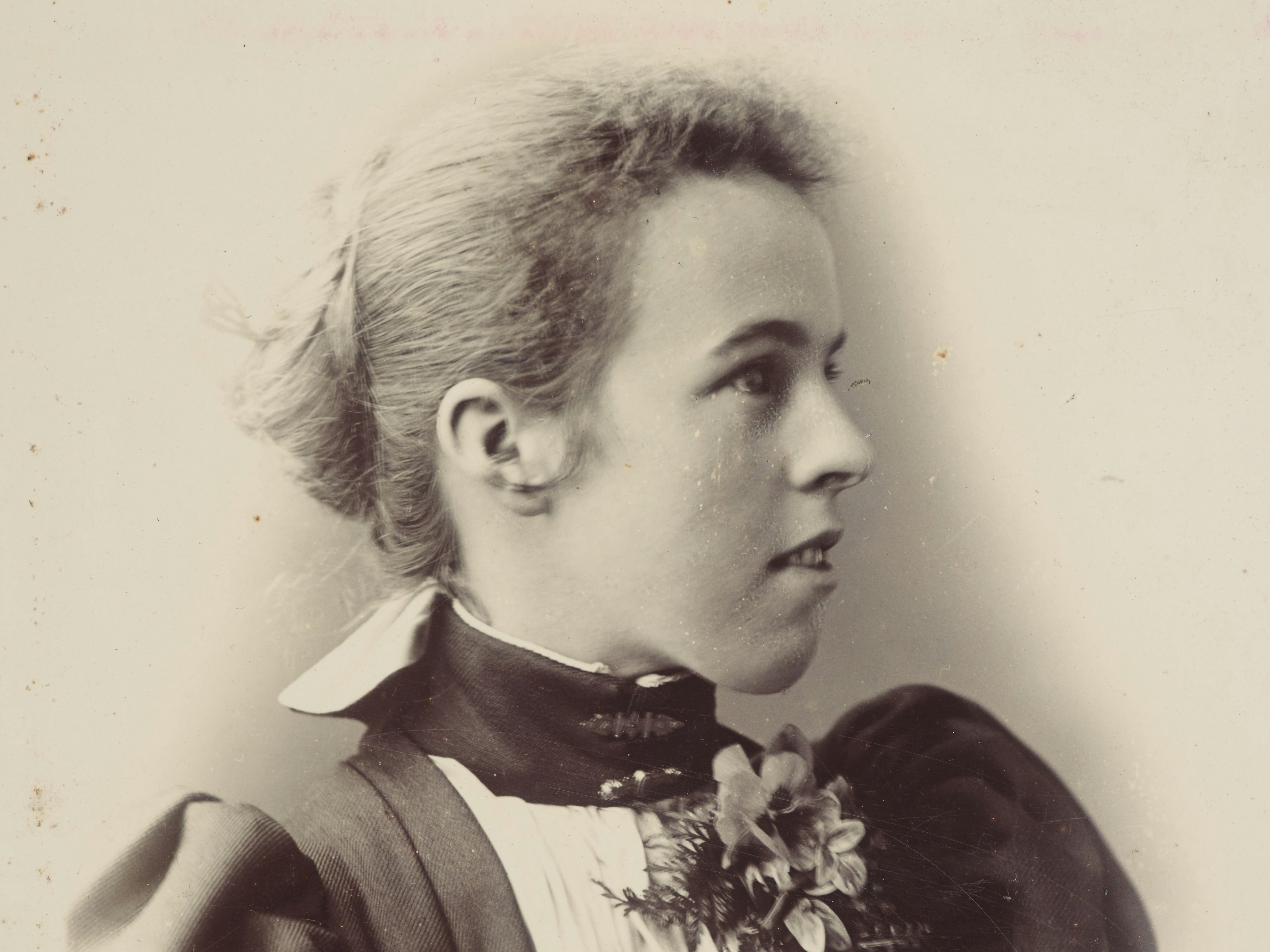 Woman with botanical corsage, circa 1890, Hawke's Bay, by Harriet Cobb. Purchased 1999 with New Zealand Lottery Grants Board funds. Te Papa (O.030258) Crop of a larger photo of a portrait of a woman.
