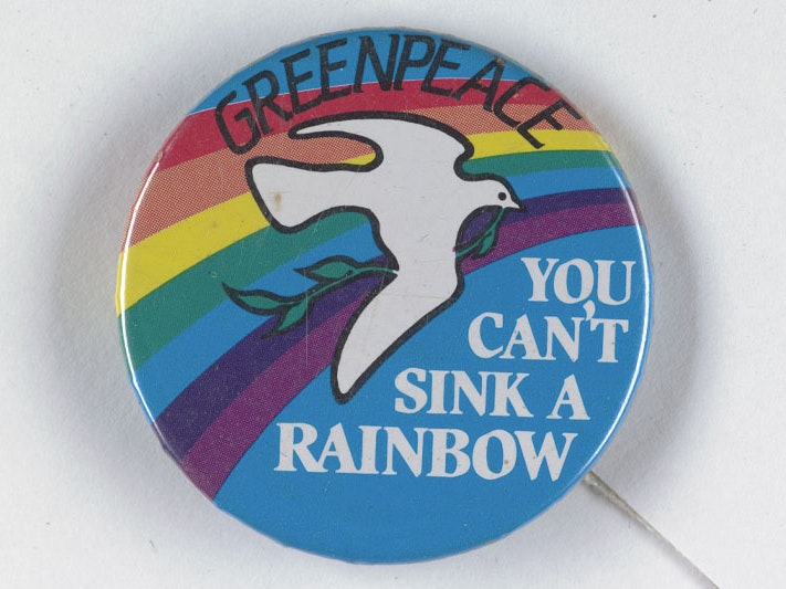 ‘You can’t sink a rainbow’ badge, about 1985, New Zealand, metal. Gift of Ken Thomas, 2008. Te Papa (GH011822) Blue-coloured badge with a rainbow and white dove on it. Text reads “Greenpeace” and “You can’t sink a rainbow”