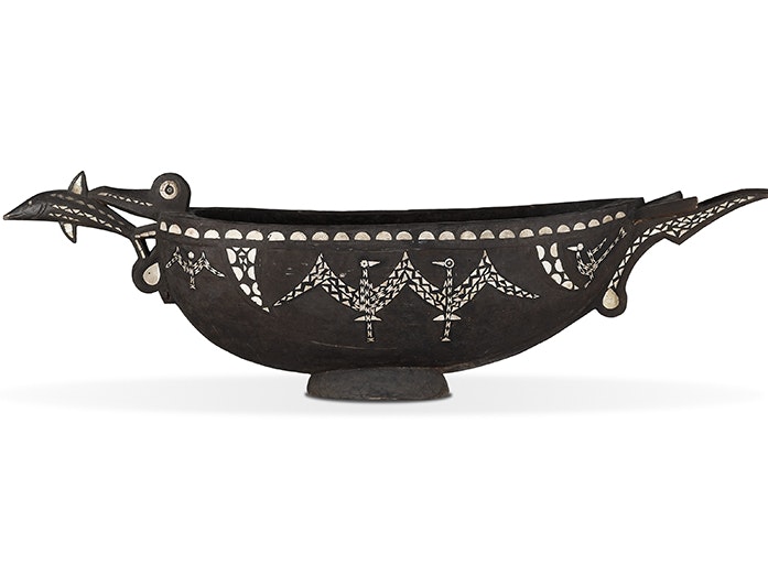 Rima sara'a (Bowl), Solomon Islands, maker unknown. CC BY-NC-ND 4.0. Te Papa (FE008654) a black wooden bowl shaped a bit like a gravy boat with shell inlaid in patterns on it.