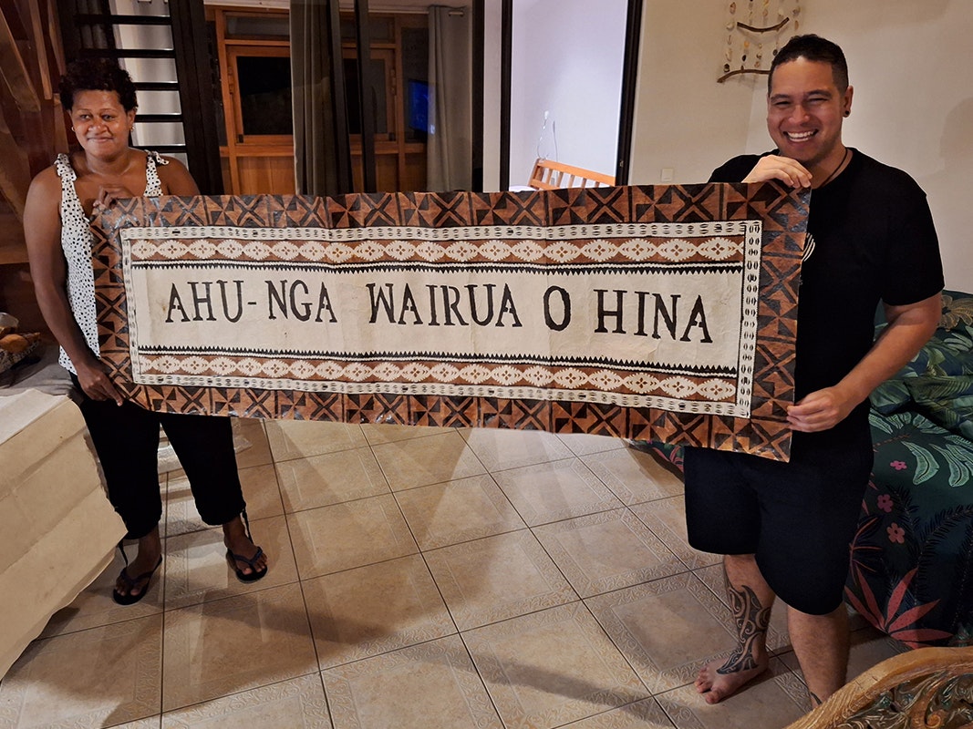 Isaac Te Awa (Curator Mātauranga Māori, Te Papa) and Liviana Qaranivalu (masi maker, Fiji) hold up a banner she made for the wānanga. Photo by Te Papa Two people are holding a banner that says 'Ahu-Nga Wairua o Hina