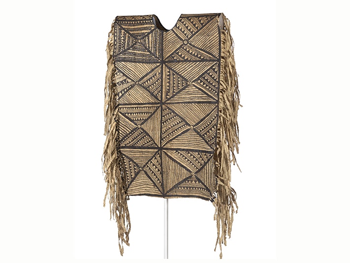Tiputa (poncho), 1800s, Niue, maker unknown. Augustus Hamilton Collection. Purchased 1914. CC BY-NC-ND 4.0. Te Papa (FE000289) A tapa cloth made into a poncho hanging on a frame.