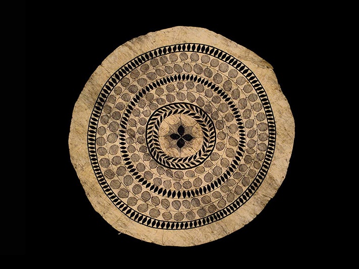 Siapo unknown samoa barkcloth, dye / 160cm (diam) / Collected 1885. Gift of Mr. D. Grahame, 1957. Te Papa (Fe003202) A round tapa cloth with painted patterns on it.