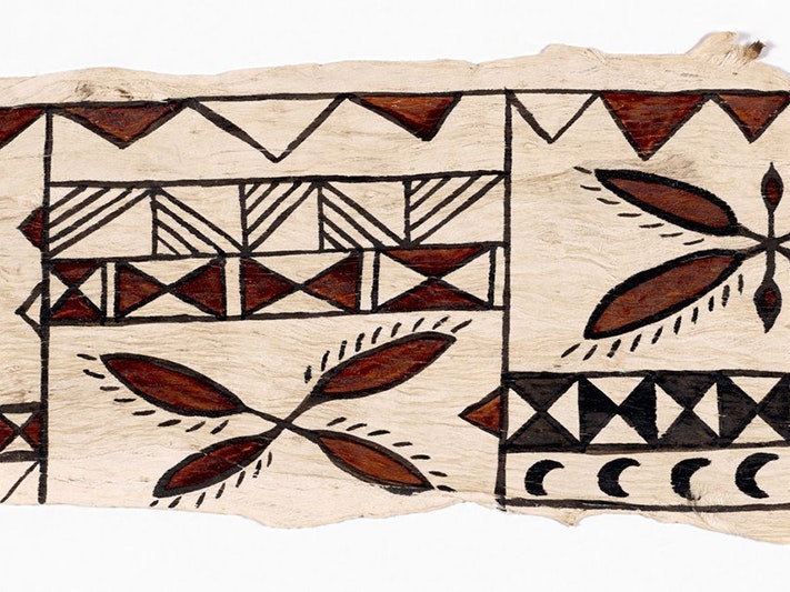 Doron Semu, Siapo (Sāmoan tapa) titled "Siapo mamanu". Commissioned 2023. Te Papa (FE013724) A piece of tapa bark cloth with brown and black patterns on it.