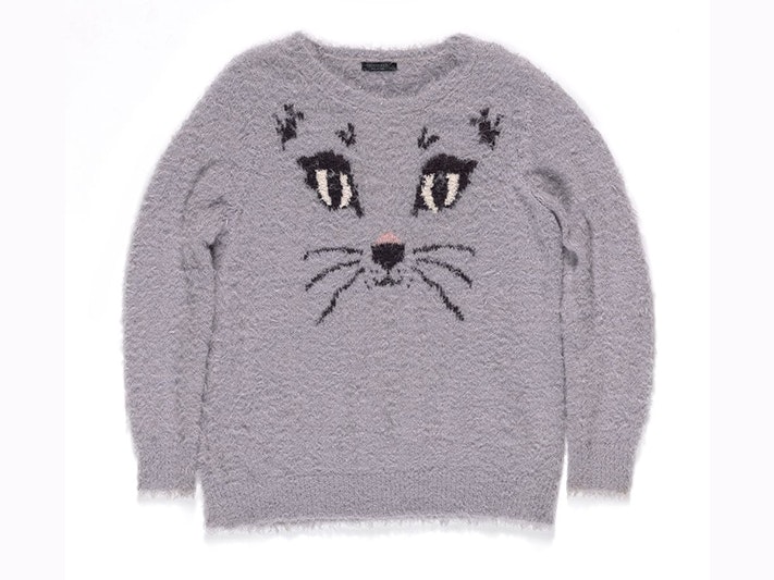 Bella Faulkner jersey, Crossroads China. Gift of Majestical Pictures Limited, 2019. Te Papa (GH018348) A grey jersey with the face of a cat with whiskers knitted into it.